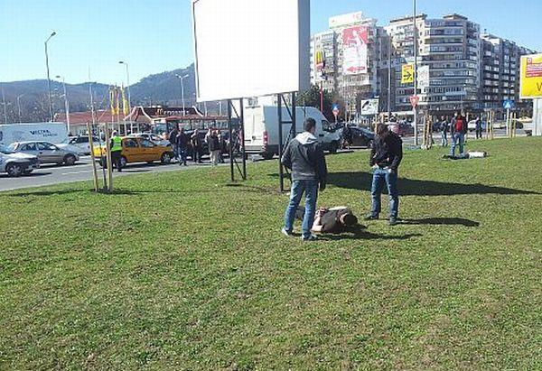 Urmărire cu focuri de armă pe DN1. Hoţi de apartamente, prinşi în Braşov. Imagini din timpul arestării 140031