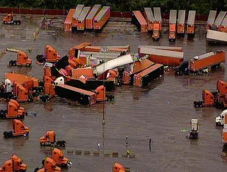 Furia naturii i-a blestemat pe americani. Furtunile care au ridicat în aer maşini şi case au lăsat prăpăd în Dallas 140287