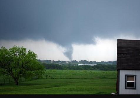 Furia naturii i-a blestemat pe americani. Furtunile care au ridicat în aer maşini şi case au lăsat prăpăd în Dallas 140288