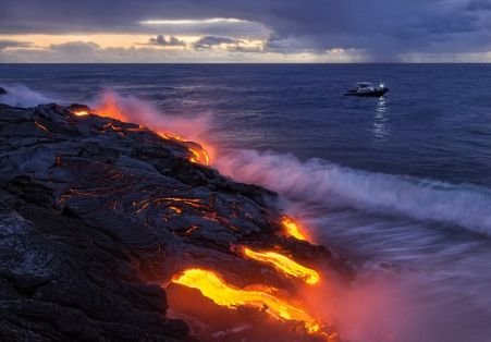 Imagini spectaculoase! Şi-a riscat viaţa pentru a realiza fotografii cu vulcanul activ Kilauea 