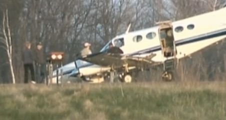 O femeie de 80 de ani a făcut o aterizare de urgenţă după ce pilotul avionului a murit
