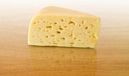 Românii mănâncă saramură în loc de brânză. Telemeaua are o concentraţie dublă de sare şi prea puţină grăsime