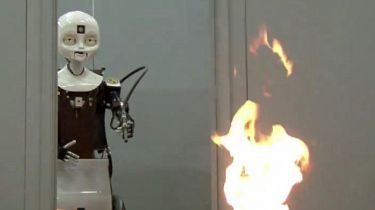 S-a inventat robotul-pompier. Ţi-ai lăsa viaţa în &quot;mâinile&quot; lui?