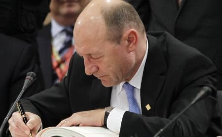 Scăderea populaţiei îi încurcă socotelile lui Băsescu. Care este adevărata datorie externă a României