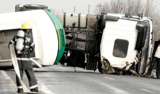 Cisternă cu GPL, răsturnată pe şoseaua de centură a Buzăului. Traficul în zonă a fost reluat după trei ore