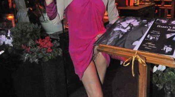 Le-a stat mâncarea în gât. Actriţa le-a arătat că NU poartă nimic pe sub rochie, în timp ce lua cina într-un restaurant 140617