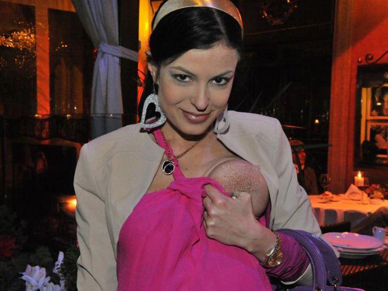 Le-a stat mâncarea în gât. Actriţa le-a arătat că NU poartă nimic pe sub rochie, în timp ce lua cina într-un restaurant 140618