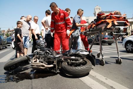 Motociclist, în stare gravă la spital după ce a fost spulberat de un şofer neatent pe şoseaua Kiseleff 