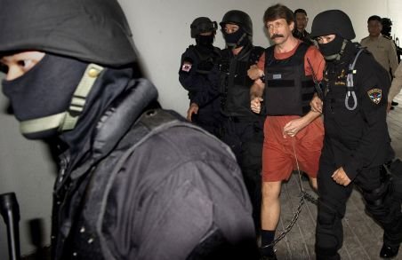 „Negustorul morţii“ a fost condamnat la 25 de ani de închisoare. Ce a făcut fostul pilot al Armatei Roşii