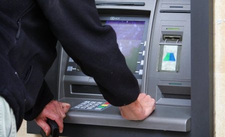 Peste 90% din totalul fraudelor bancare din Mare Britanie, comise de români: „Câştigă“ 3 milioane de lire sterline lunar
