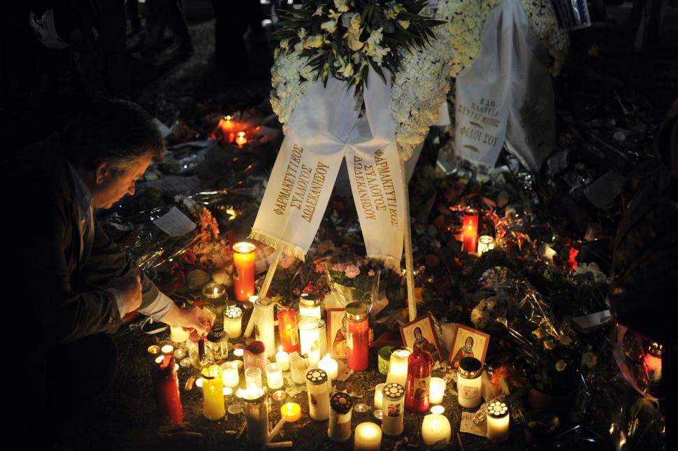 Piaţa Syntagma din Atena, loc de reculegere pentru grecii trişti: „Sângele lui pe mâinile voastre, trădătorilor“ 140652