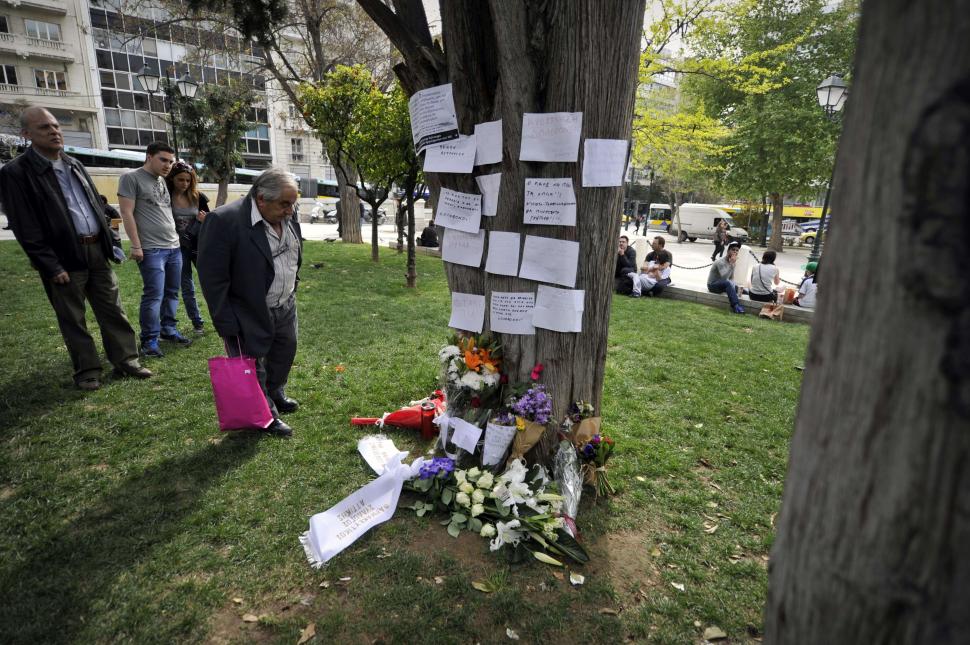 Piaţa Syntagma din Atena, loc de reculegere pentru grecii trişti: „Sângele lui pe mâinile voastre, trădătorilor“ 140653