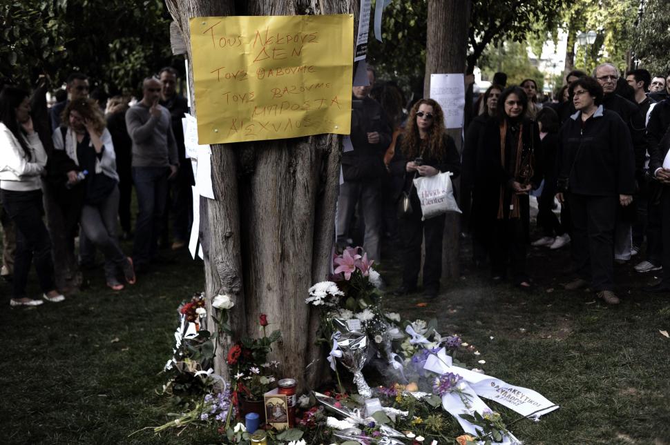 Piaţa Syntagma din Atena, loc de reculegere pentru grecii trişti: „Sângele lui pe mâinile voastre, trădătorilor“ 140655