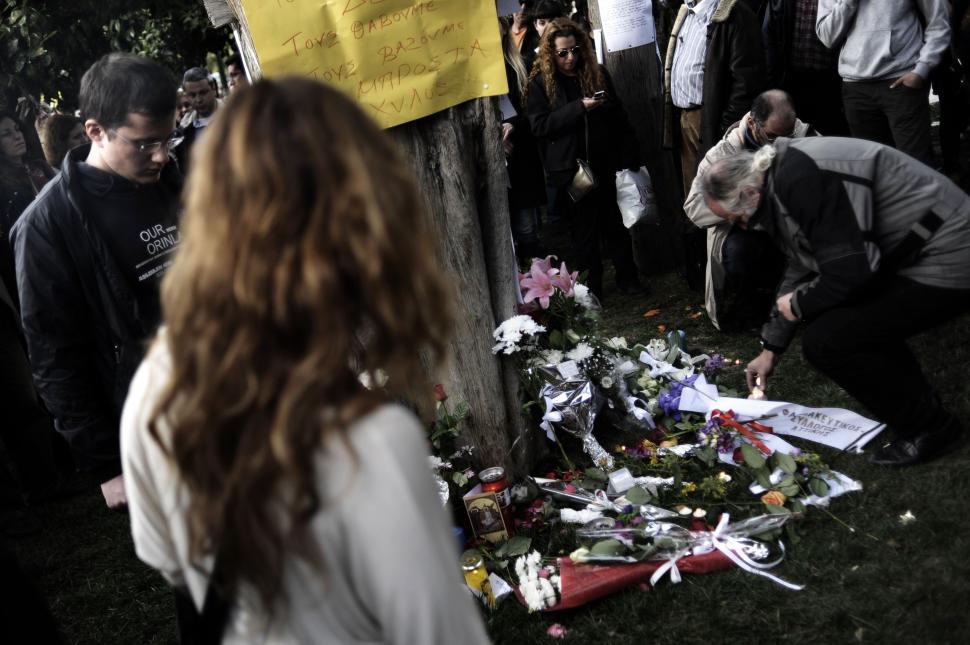 Piaţa Syntagma din Atena, loc de reculegere pentru grecii trişti: „Sângele lui pe mâinile voastre, trădătorilor“ 140656