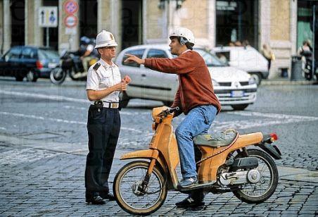Poliţistul care a amendat un conducător de moped pentru că nu purta centura de siguranţă, cercetat pe Poliţia Ilfov