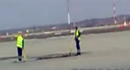 Reparaţii cu mătura şi lopata pe pista unui aeroport din România. Vezi unde