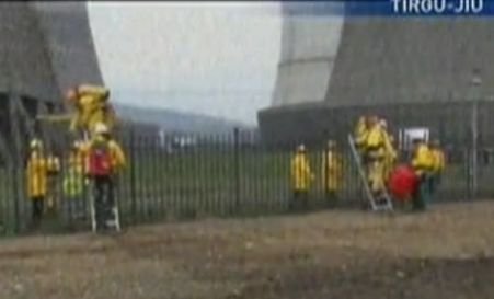 Şapte militanţi Greenpeace au venit din Germania pentru a protesta pe un turn de răcire din Complexul Rovinari