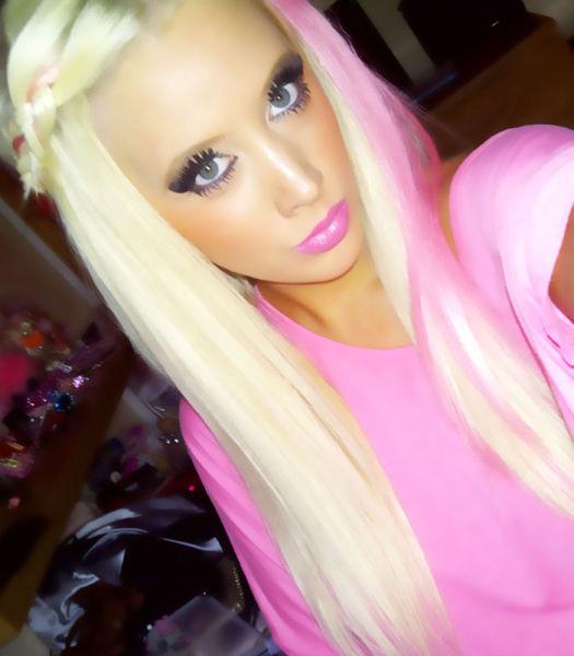 Şi băieţeii se vor juca de acum cu păpuşi. Femeia care a reinventat-o pe Barbie cu propriul trup 140625