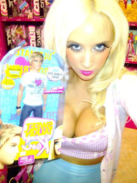 Şi băieţeii se vor juca de acum cu păpuşi. Femeia care a reinventat-o pe Barbie cu propriul trup 140638