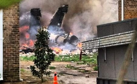 Un avion militar s-a prăbuşit peste un bloc de locuinţe în Virginia. Cel puţin doi răniţi