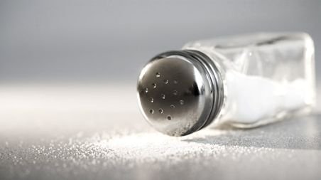 Excesul de sare dăuneaza sănătății. Vezi ce alimente sunt mai sărate decât chipsurile