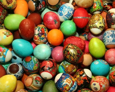 Găsiţi în magazine ouă de Paşte şi vopsele pentru toate gusturile şi buzunarele 