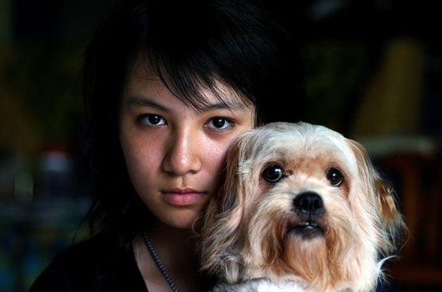 Schimbarea ireversibilă a timpului. Cum arată copila şi câinele la 10 ani de când a fost făcută poza 140944