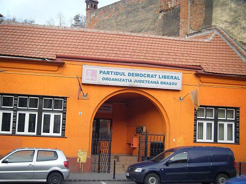 Schimbarea la faţă a PDL. De ce portocaliul nu mai este &quot;rentabil&quot; în apropierea alegerilor? 140993