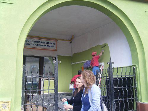 Schimbarea la faţă a PDL. De ce portocaliul nu mai este &quot;rentabil&quot; în apropierea alegerilor? 140994