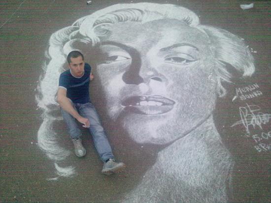 A dus joaca din coplilărie la nivel de artă! Desenele pe trotuar l-au făcut celebru în Rusia  141233