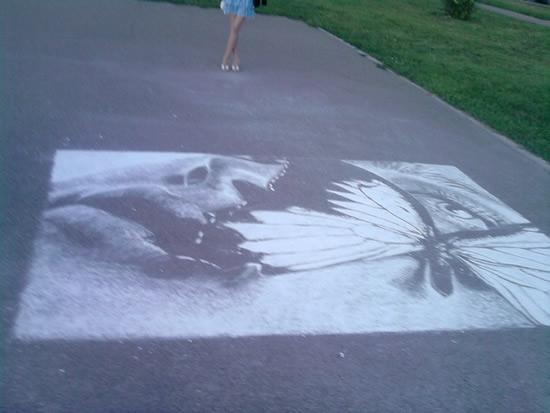 A dus joaca din coplilărie la nivel de artă! Desenele pe trotuar l-au făcut celebru în Rusia  141236