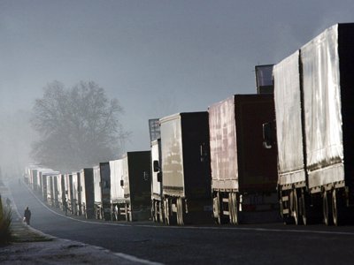 Coloană de camioane în Vama Nădlac după ce, în Ungaria, traficul greu a fost interzis până luni seara