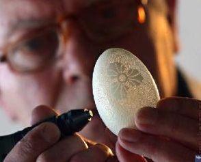 Delicateţea şi fineţea artei într-o singură imagine. Ce iese din mâinile lui sunt adevărate minuni 141374