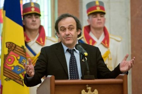 Michel Platini a înmânat trofeul Ligii Europa primarului Sorin Oprescu
