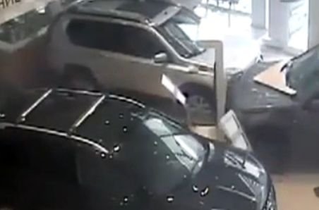 O reprezentanţă Nissan din Rusia, distrusă de un client nemulţumit