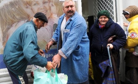 Oamenii nevoiaşi din Târgu-Jiu au primit cadouri de Paşte oferite de primărie