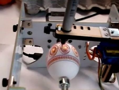 Eggbot, robotul care face pregătiri pentru Paşte