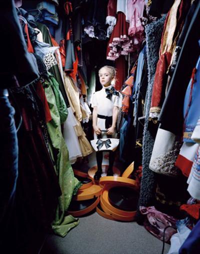 Imaginile care arată cine va conduce lumea în viitor. Copiii care stau pe munţi de bani, dar nu ştiu să zâmbească 141583