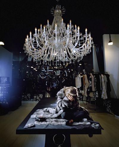 Imaginile care arată cine va conduce lumea în viitor. Copiii care stau pe munţi de bani, dar nu ştiu să zâmbească 141588