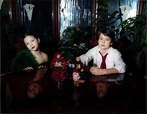 Imaginile care arată cine va conduce lumea în viitor. Copiii care stau pe munţi de bani, dar nu ştiu să zâmbească 141592