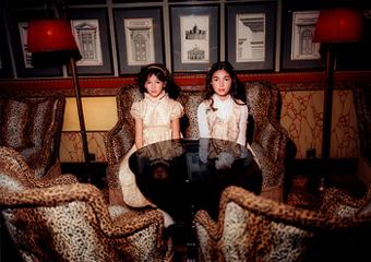 Imaginile care arată cine va conduce lumea în viitor. Copiii care stau pe munţi de bani, dar nu ştiu să zâmbească 141594