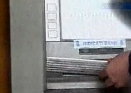 Un bancomat din Timişoara, sub stăpânirea hoţilor. Vezi aici cum reuşesc să fure banii