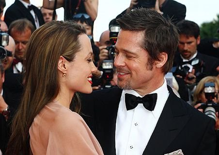 Angelina Jolie şi Brad Pit s-au logodit. Inelul de pe degetul actriţei este dovada