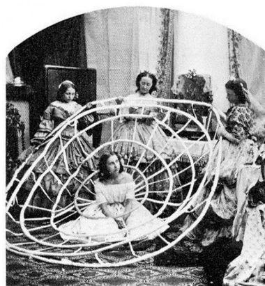 Cum se chinuiau femeile de dragul modei. Aveau nevoie de o prăjină ca să se îmbrace 141796