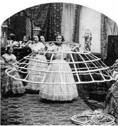 Cum se chinuiau femeile de dragul modei. Aveau nevoie de o prăjină ca să se îmbrace 141797