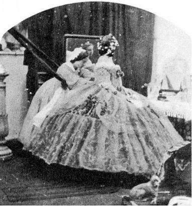 Cum se chinuiau femeile de dragul modei. Aveau nevoie de o prăjină ca să se îmbrace 141800