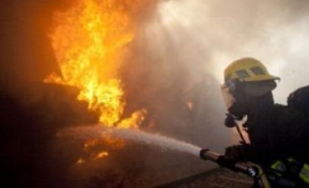 Iaşi: Pompierii încearcă de 11 ore să stingă un incendiu de proporţii