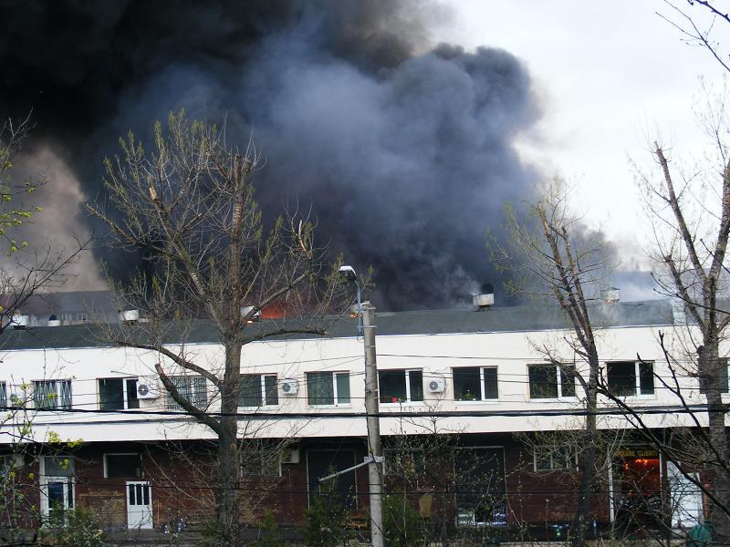 Imagini de la incediul de proporții care a distrus complexul comercial Siraj din Iași 142011