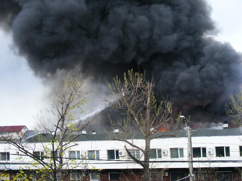 Imagini de la incediul de proporții care a distrus complexul comercial Siraj din Iași 142012