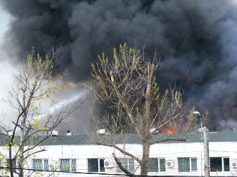 Imagini de la incediul de proporții care a distrus complexul comercial Siraj din Iași 142014